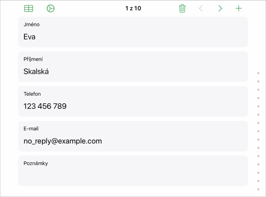 Formulář, v němž každý záznam obsahuje pole pro jméno, telefonní číslo, e-mailovou adresu a další údaje. Zobrazeny jsou také ovládací prvky pro zobrazení sdružené tabulky či režimu nastavení formuláře a pro přepínání mezi záznamy