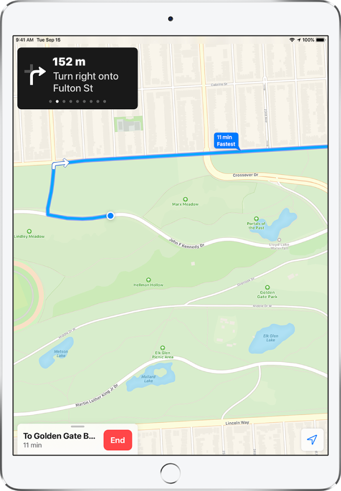 Карта, показваща маршрут за шофиране. В горния край на екрана има лента, показваща упътване да завиете надясно на улица Фултън. Бутонът End (Край) се появява в долната част на екрана.