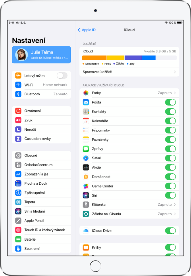 Obrazovka nastavení iCloudu s indikátorem stavu úložiště na iCloudu a seznamem aplikací a funkcí, které lze s iCloudem používat, např. Mail, Kontakty a Zprávy