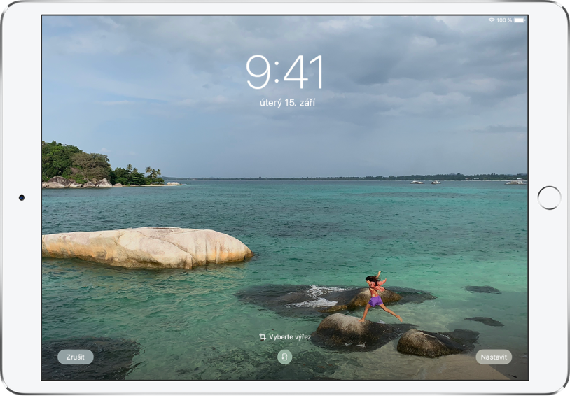 Uzamčená obrazovka iPadu s fotkou z knihovny fotek použitou jako pozadí
