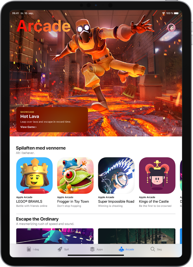 Skærmen Arcade i App Store, der viser et udvalgt spil og andre anbefalinger. Dit profilbillede, som du trykker på for at se dine køb og administrere abonnementer, er placeret øverst til højre. Langs med bunden af skærmen vises fra venstre mod højre fanerne I dag, Spil, Apps og Søg.