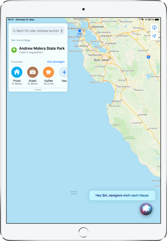 Eine Karte zeigt die Siri-Antwort „Ich suche die Route nach Hause“ unten auf dem Bildschirm an.