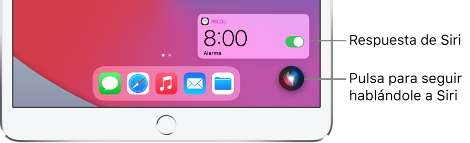 Siri en la pantalla de inicio. Una notificación de la app Reloj muestra que hay una alarma activada para las 8 de la mañana. En la parte inferior derecha de la pantalla hay un botón que se usa para seguir hablándole a Siri.