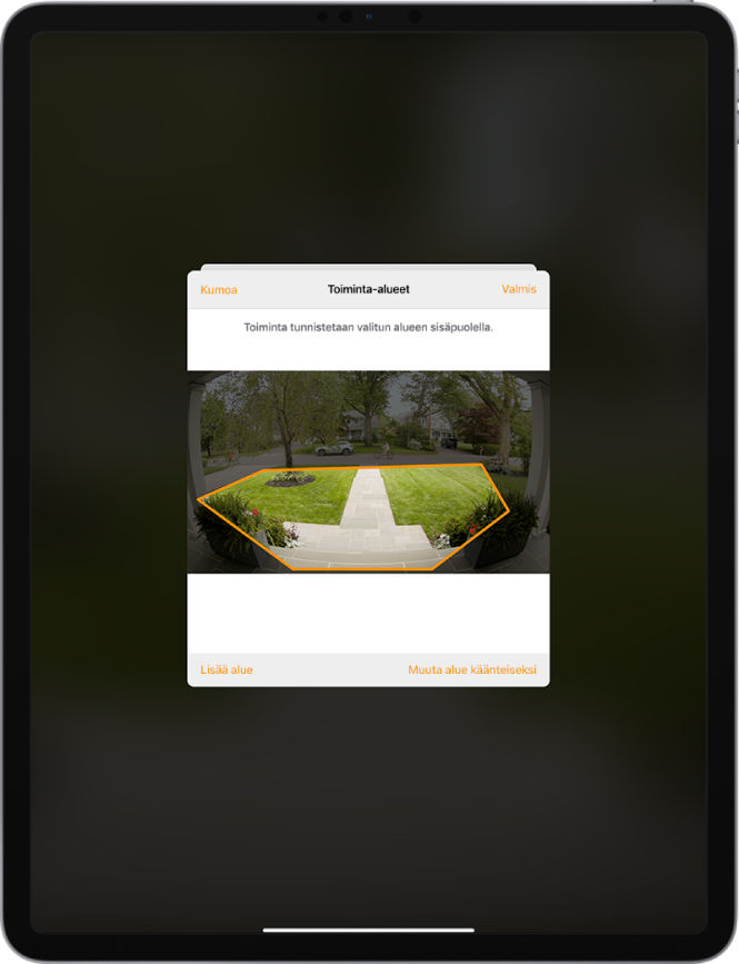 iPadin näyttö, jossa näkyy aktiivisuusalue kuvassa, jonka ovikellokamera on ottanut. Toiminta-alueeseen kuuluu etukuisti ja pihatie mutta ei katua eikä ajotietä. Peru- ja Valmis-painikkeet ovat kuvan yläpuolella. Lisää alue- ja Käänteinen alue -painikkeet ovat alhaalla.