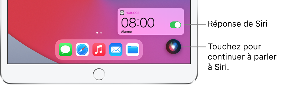 Siri sur l’écran d’accueil. Une notification de l’app Horloge indique qu’un réveil est activé pour 8 h. Un bouton en bas à droite de l’écran permet de continuer à parler à Siri.