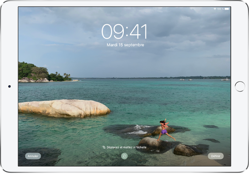 L’écran verrouillé de l’iPad avec une photo provenant de la photothèque en arrière-plan.