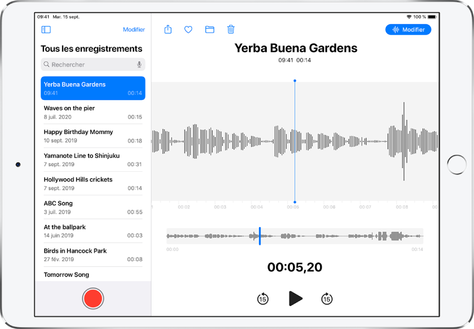 La liste Mémos vocaux avec un enregistrement sélectionné en haut. Il possède une tête de lecture, qui peut être glissée afin d’accéder à un moment spécifique de l’enregistrement et une chronologie sous la forme d’onde. Au-dessus figurent les boutons Partager, Supprimer, Modifier et Élaguer. Sous la chronologie figurent les boutons « Retour de 15 secondes », Lecture et « Avance de 15 secondes ». Sur la gauche figure une liste d’autres enregistrements pouvant être ouverts d’une simple pression du doigt.