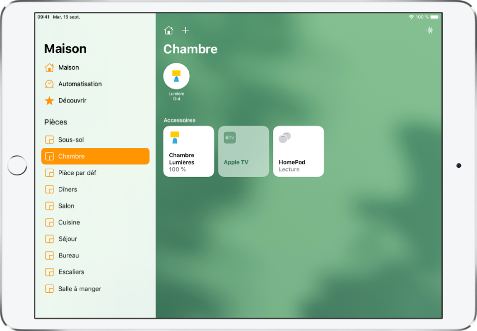L’app Maison avec la barre latérale sur la gauche. Sous Pièces, l’option Chambre est sélectionnée dans la barre latérale. En haut à droite de la barre latérale se trouvent les boutons « Réglages de Maison » et Ajouter. Le bouton Interphone se trouve en haut à droite. Un bouton d’état pour une lumière se trouve en haut et indique que la lumière est allumée. Des boutons d’accessoires pour les lumières de la chambre, l’Apple TV et le HomePod s’affichent en dessous.
