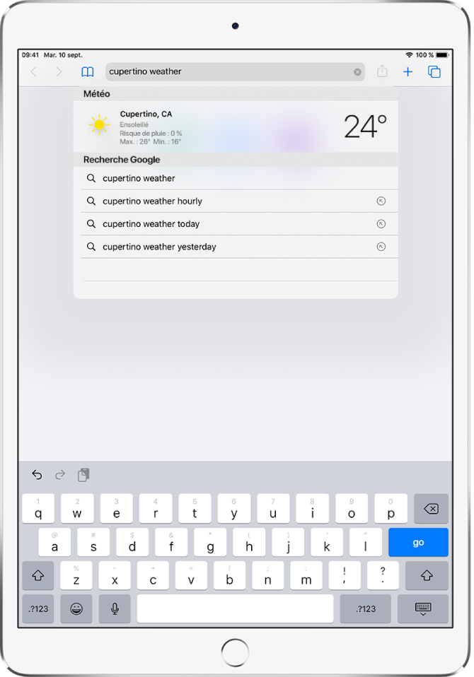 En haut de l’écran se trouve le champ de recherche de Safari, qui contient le texte « météo cupertino ». Sous le champ de recherche, un résultat présentant la météo et la température actuelles à Cupertino est affiché. En dessous se trouvent des résultats Recherche Google, notamment « météo cupertino », « méto cupertino heure par heure », « météo cupertino hier » et « météo cupertino année ». À droite de chaque résultat apparaît une flèche bleue permettant d’accéder à la page en question.