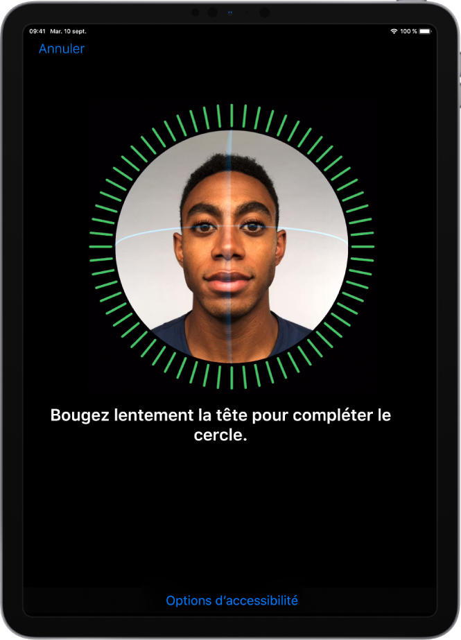 L’écran de configuration de la reconnaissance faciale Face ID. Un visage est affiché à l’écran, entouré d’un cercle. Le texte en dessous vous demande de bouger lentement la tête pour compléter le cercle.