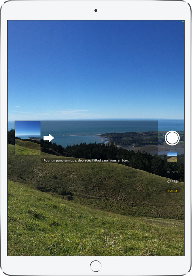 Appareil photo en mode Panorama. Une flèche, au centre à gauche, pointe vers la droite pour indiquer la direction du panoramique.