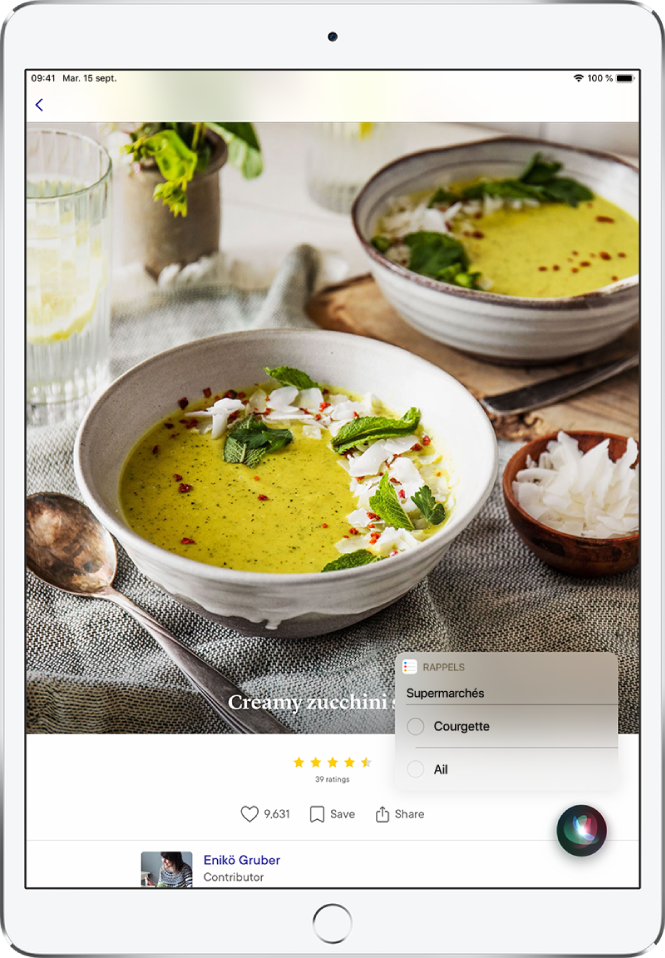 Siri affiche une liste de courses de Rappels contenant courgette et ail. La liste apparaît au-dessus d’une recette de soupe crémeuse à la courgette.