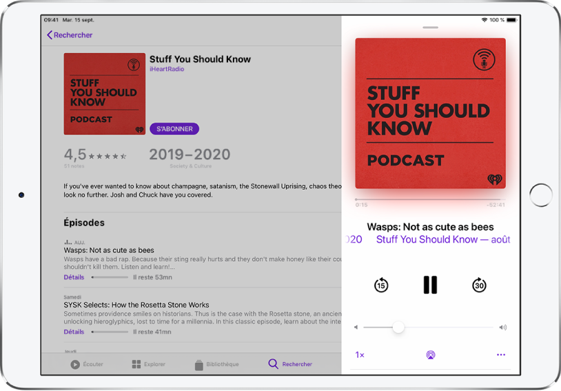 Une page de résultats pour la recherche de podcasts remplit l’écran. Un podcast est en cours de lecture à droite de l’écran et les commandes du lecteur s’affichent sous l’image de couverture du podcast.