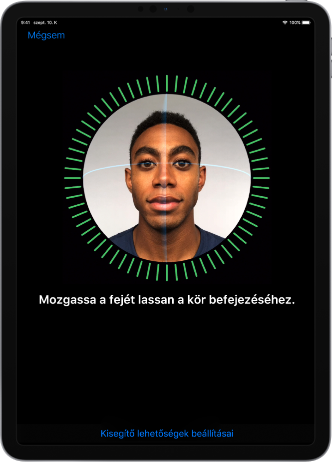 A Face ID-val történő felismerés beállítási képernyője. A képernyőn egy arc látható egy kör belsejében. Az alatta lévő szöveg azt kéri, hogy mozgassa lassan a fejét a kör bezárásához.