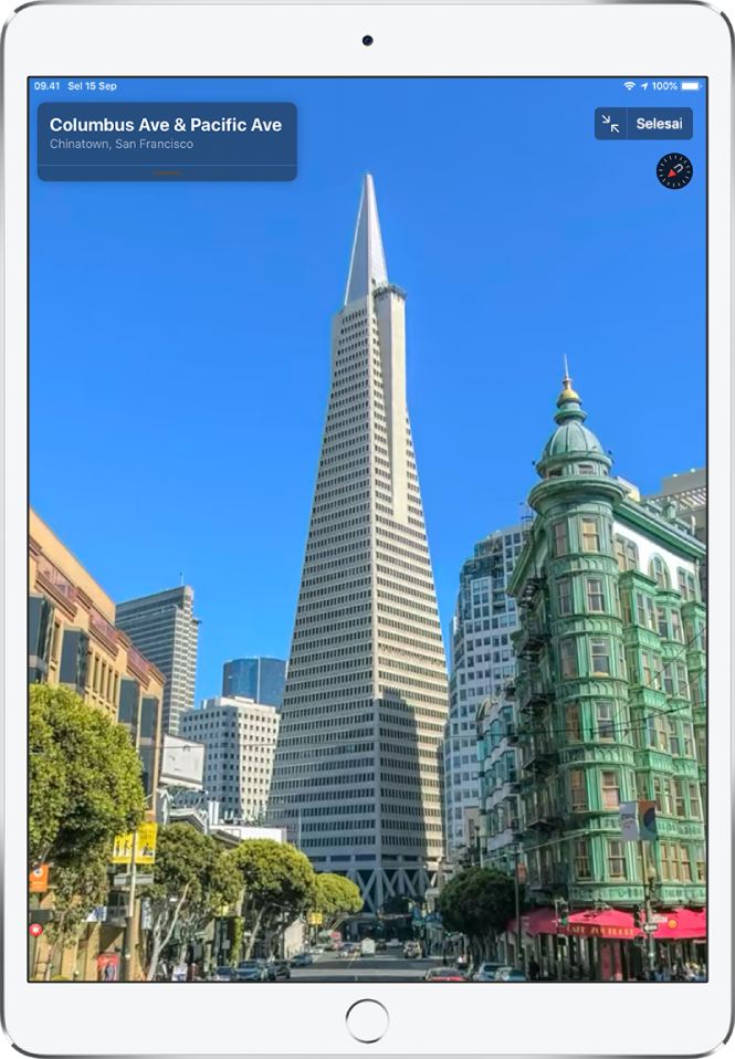 Tampilan layar penuh dari jalan yang menuju bangunan Transamerica Pyramid.