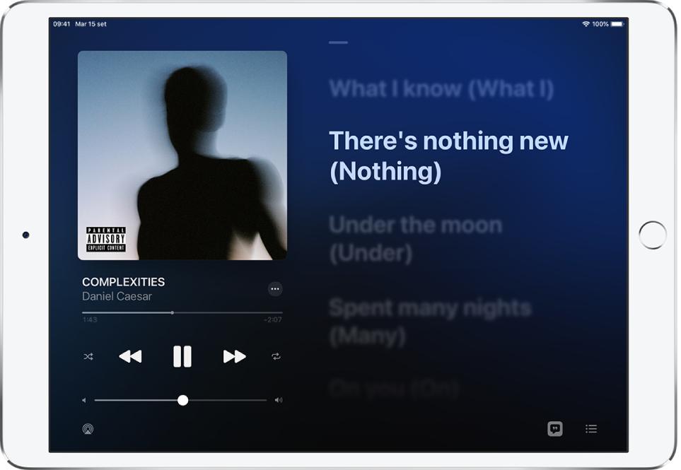 La schermata dei testi mostra la copertina dell'album, il titolo della canzone, il nome dell'artista e il pulsante Altro in alto. Sotto sono visibili i controlli di riproduzione. Il testo attuale viene evidenziato e quello successivo è oscurato.