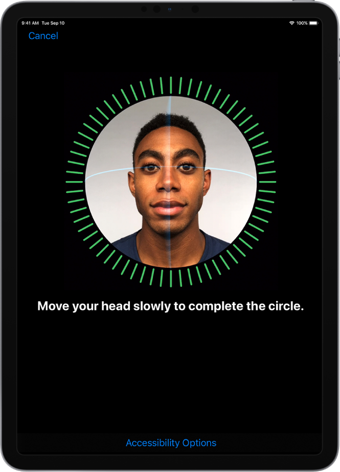 „Face ID“ atpažinimo sąrankos ekranas. Ekrane rodomas apskritimu apibrėžtas veidas. Toliau pateikiamas tekstas, kuriuo nurodoma lėtai judinti galvą, kad apskritimas būtų užbaigtas.