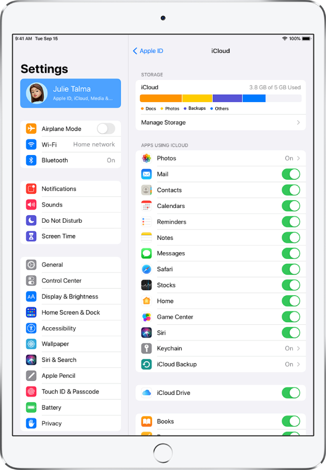 „iCloud“ nustatymų ekrane rodomas „iCloud Storage“ matuoklis, programų ir funkcijų, kurias galima naudoti su „iCloud“, sąrašas, įskaitant „Mail“, „Contacts“ ir „Messages“.