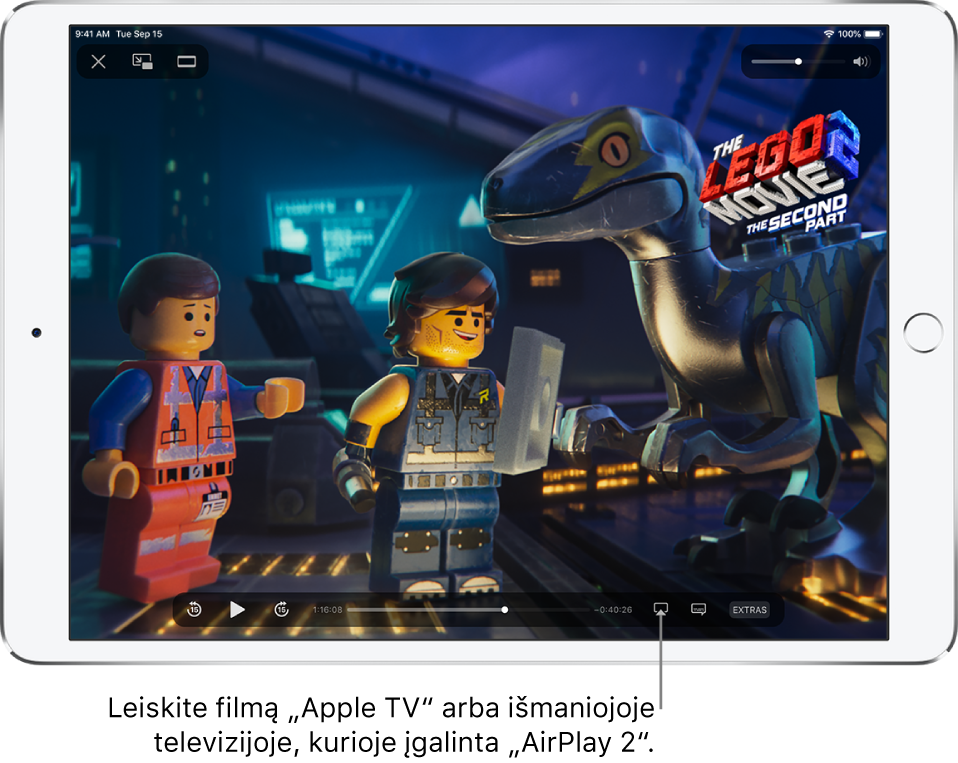 Filmas, leidžiamas „iPad“ ekrane. Ekrano apačioje pateikiami atkūrimo valdikliai, įskaitant ekrano pateikimo mygtuką netoli apačios, dešinėje.