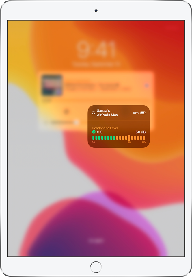 Ekrānu pārklāj karte. Kartē redzams AirPods austiņu pāra skaņas līmeņa grafiks. Grafikā redzams skaņas līmenis 50 decibeli un atzīme OK.