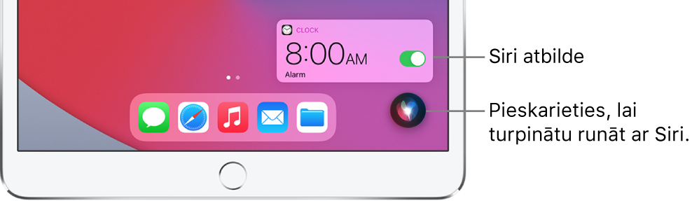 Siri sākuma ekrānā. Lietotnes Clock paziņojums rāda, ka modinātājs ir ieslēgts uz plkst. 08:00 no rīta. Poga ekrāna apakšējā labajā stūrī tiek izmantota, lai turpinātu runāt ar Siri.