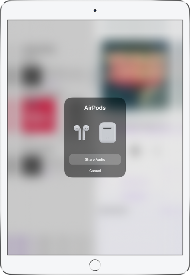 iPad ekrāns, kurā redzamas AirPods austiņas atvērtā uzlādes futrālī. Ekrāna apakšdaļā ir poga, kas ļauj koplietot audio.