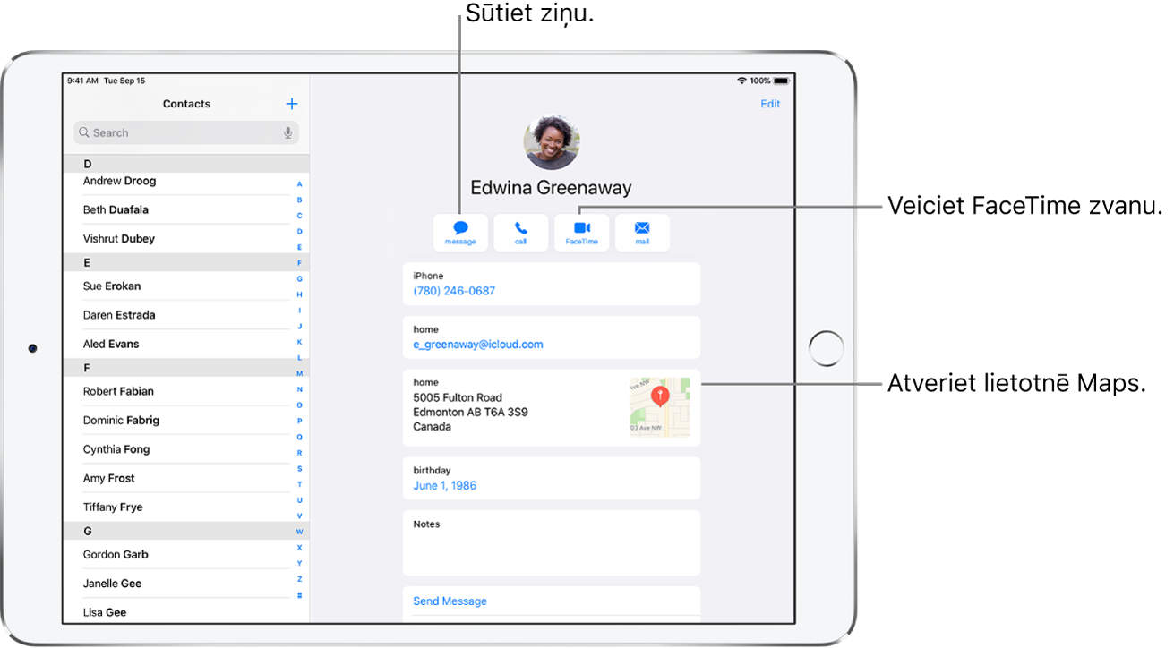 Ekrāns Contacts, kurā pa kreisi redzams kontaktu saraksts un pa labi atlasītā kontakta kartīte. Zem kontakta fotoattēla un vārda atrodas pogas ziņas sūtīšanai, zvanīšanai, FaceTime zvana veikšanai, FaceTime zvana veikšanai, e-pasta ziņojuma sūtīšanai un naudas sūtīšanai ar Apple Pay. Zem pogām ir kontaktinformācija.