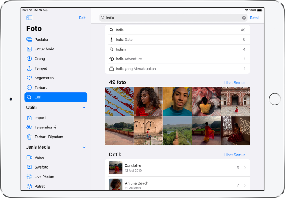 Foto dibuka dalam orientasi landskap. Di sebelah kiri skrin, bar sisi memaparkan Foto, Untukmu, Album dan butang Cari; Cari dipilih. Di bahagian atas skrin ialah medan carian; lokasi dan tarikh dimasukkan dalam medan carian. Di bawah medan carian, hasil carian yang dicadangkan disenaraikan. Grid foto terhasil daripada istilah carian berada di bahagian tengah skrin. Di bahagian kiri atas grid foto, jumlah keseluruhan foto dalam hasil carian disenaraikan. Di bahagian kanan atas grid foto ialah butang Lihat Semua.