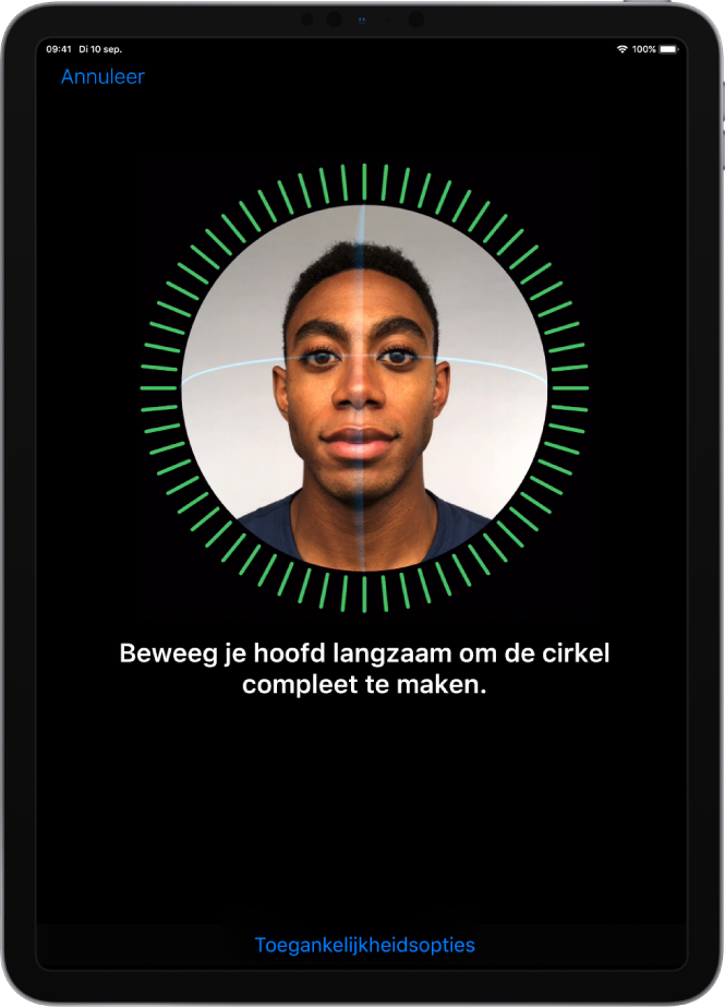 Het configuratiescherm voor Face ID-herkenning. Op het scherm wordt een gezicht weergegeven, omgeven door een cirkel. De instructie eronder luidt dat je je hoofd langzaam moet bewegen om de cirkel compleet te maken.