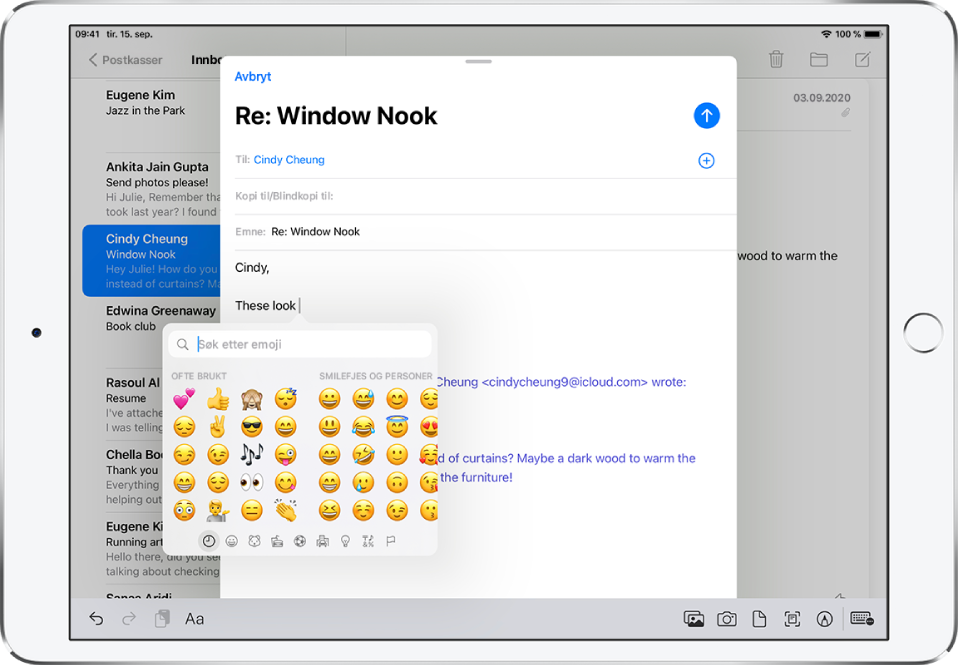 Et svar på en e-post vises på skjermen. Emojitastaturet vises ved tekstinnsettingspunktet.