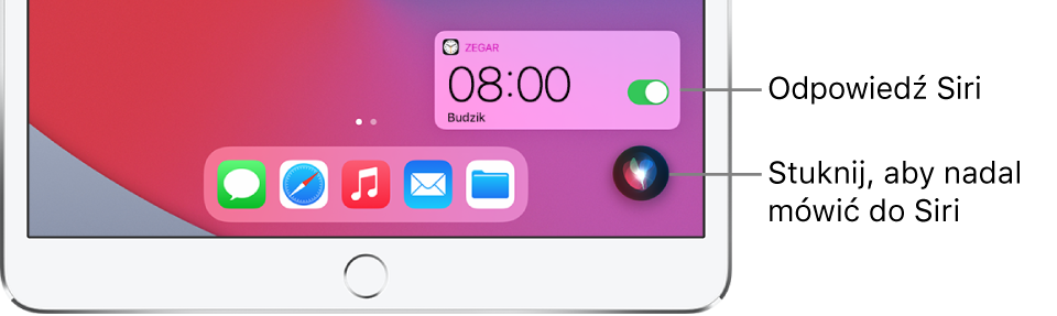 Siri na ekranie początkowym. Powiadomienie z aplikacji Zegar potwierdzające, że alarm jest ustawiony na godzinę ósmą rano. Na środku dolnej części ekranu znajduje się przycisk pozwalający dalej mówić do Siri.
