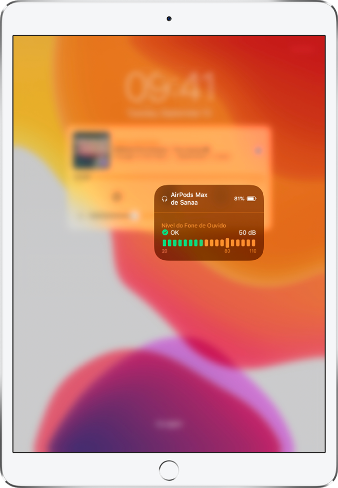 Um cartão sobreposto na tela. O cartão mostra um gráfico do nível dos fones de ouvido para um par de AirPods. O gráfico mostra 50 decibéis e a indicação “OK”.