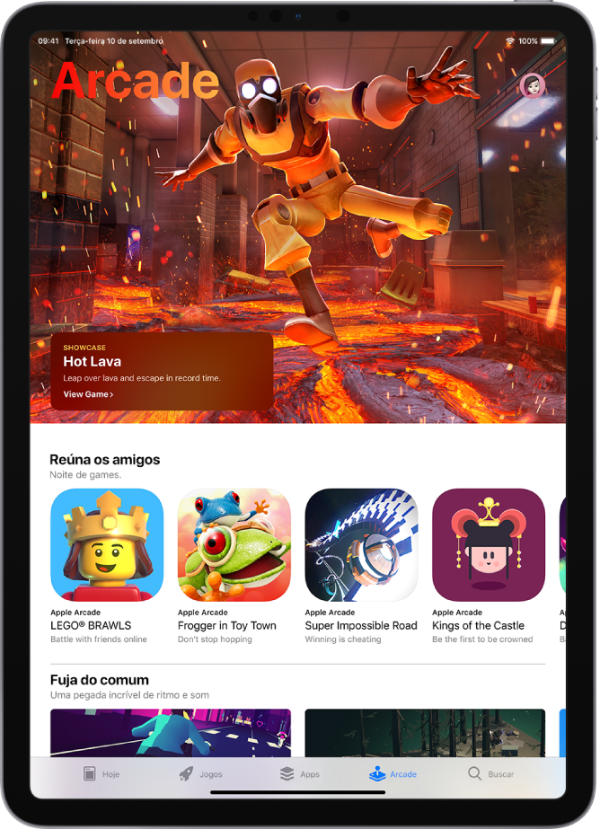 Tela Arcade da App Store exibindo um jogo em destaque e outras recomendações. Sua foto do perfil, a qual você pode tocar para visualizar compras e gerenciar assinaturas, está na parte superior direita. Ao longo da parte inferior, da esquerda para a direita, encontram-se as abas Hoje, Jogos, Apps, Arcade e Buscar.