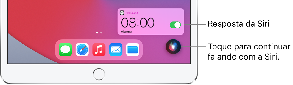Siri na Tela de Início. Uma notificação do app Relógio mostra que um alarme está ativado para as 8 horas da manhã. Um botão na parte inferior direita da tela é usado para continuar falando com a Siri.