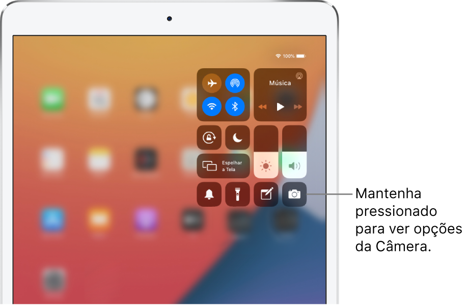 Controles do modo avião, dados celulares, Wi‑Fi e Bluetooth no grupo superior esquerdo da Central de Controle em modelos Wi-Fi + Cellular de iPad. Uma chamada para o controle da Câmera diz para manter o ícone da Câmera pressionado (na parte inferior direita) para ver mais opções da Câmera.