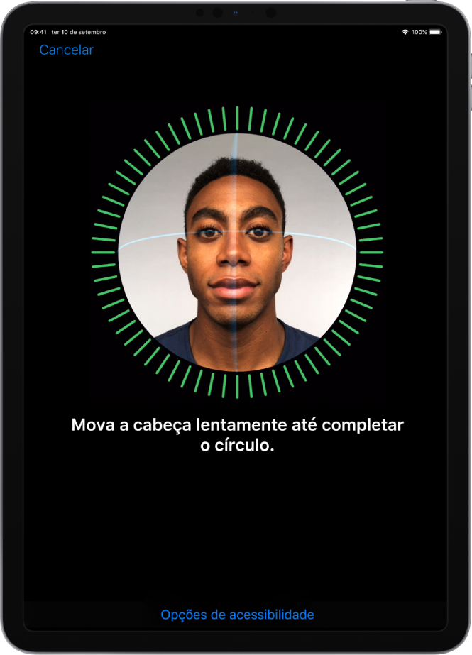 Ecrã de configuração de reconhecimento de Face ID. É apresentado um rosto no ecrã, dentro de um círculo. O texto em baixo dá instruções para movimentar a sua cabeça lentamente para completar o círculo.