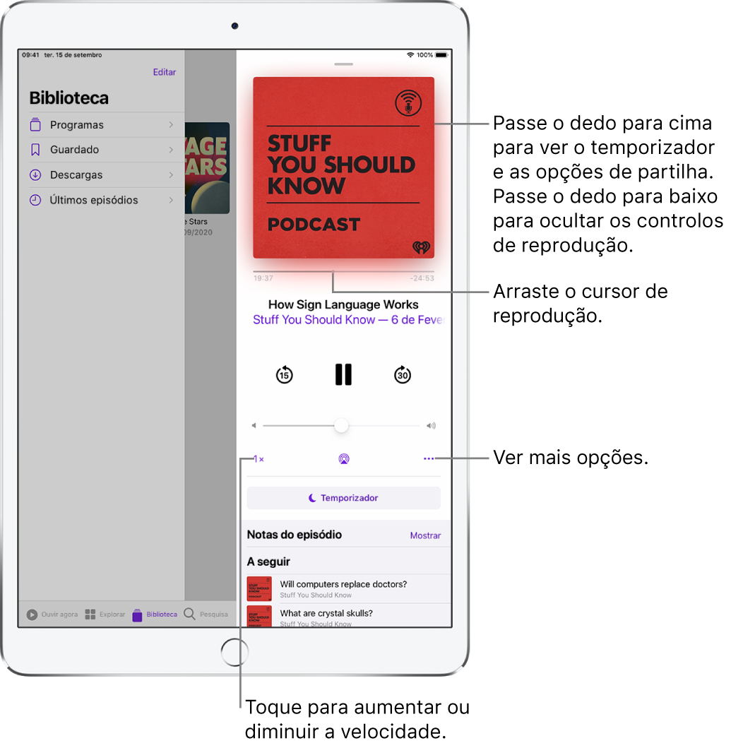Controlos de reprodução de podcasts no lado direito do ecrã. No centro, está o controlo para reproduzir ou pausar o podcast. Por baixo, está o controlo do volume. No topo do ecrã está o controlo para avançar ou recuar na reprodução do podcast. No canto inferior esquerdo do ecrã está o controlo para alterar a velocidade de reprodução. No canto inferior direito encontra‑se o botão Mais.