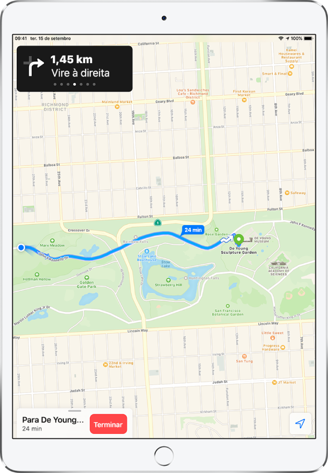 Um mapa com um itinerário a pé. Na parte superior do ecrã, uma faixa indica quando virar à direita. O botão “Terminar” aparece na parte inferior do ecrã.