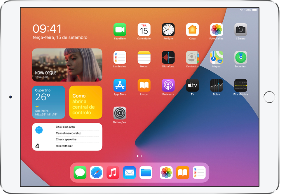 Ecrã principal do iPad. No lado esquerdo do ecrã encontram-se os widgets Fotografias, Meteorologia, Dicas e Lembretes.