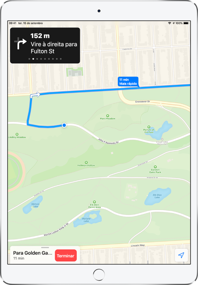 Um mapa com um itinerário de carro. Na parte superior do ecrã, uma faixa mostra uma indicação para virar à direita em Fulton Street. O botão “Terminar” aparece na parte inferior do ecrã.