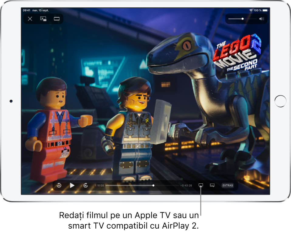 Un film redat pe ecranul iPad-ului. În partea de jos a ecranului se află comenzi de redare, inclusiv butonul Oglindire ecran, în apropierea părții din dreapta jos.