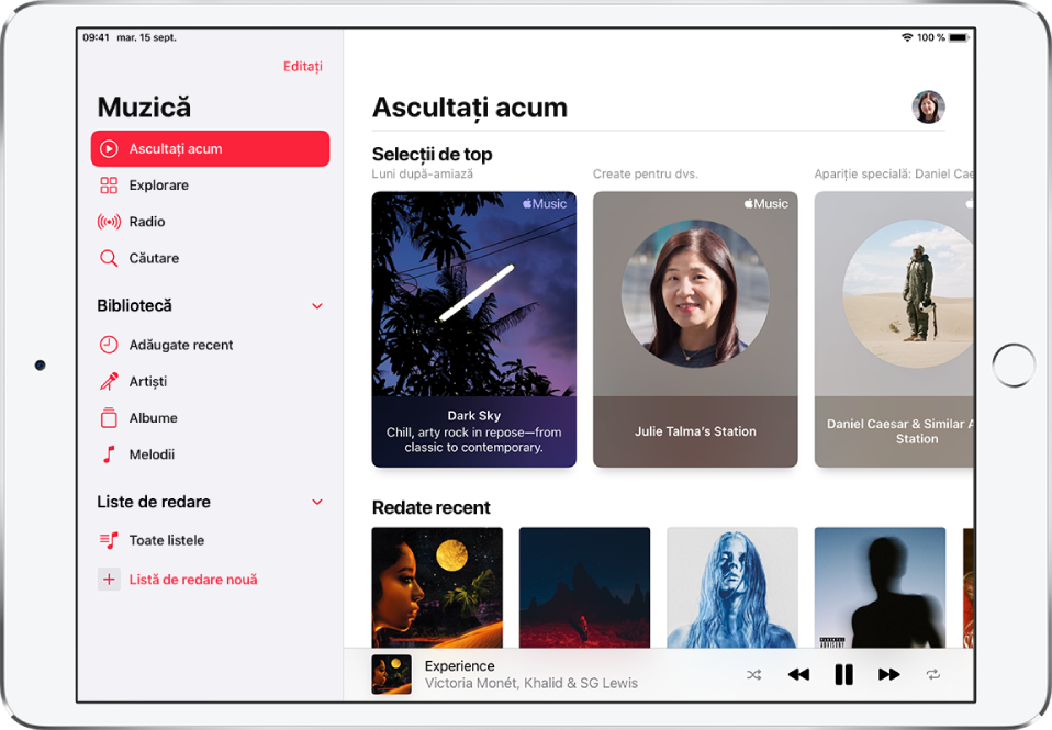Ecranul Ascultați acum afișând bara laterală în stânga și secțiunea Ascultați acum în dreapta. Ecranul Ascultați acum are un buton de profil în dreapta sus. Listele de redare Selecții de top apar dedesubt. Sub Selecții de top se află secțiunea Redate recent, afișând patru albume.