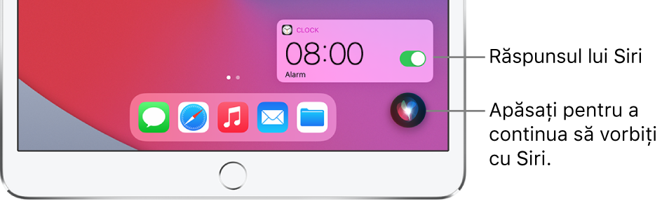 Siri pe ecranul principal. O notificare din aplicația Ceas prezintă o alarmă activată pentru ora 8:00 a.m. Butonul din partea dreaptă jos a ecranului este utilizat pentru a continua dialogul cu Siri.