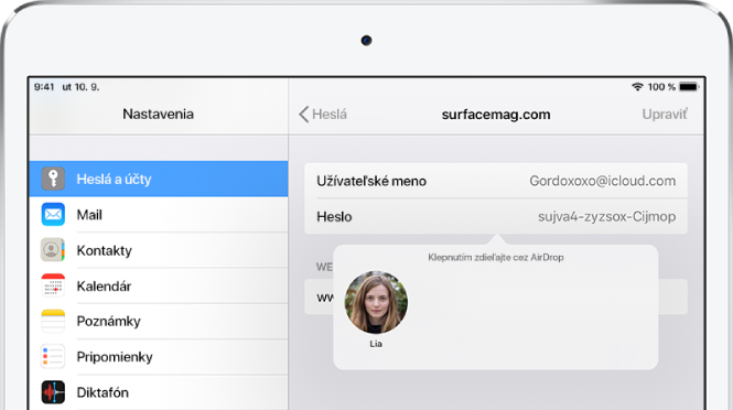 Obrazovka Heslá pre webovú stránku. Tlačidlo pod poľom na heslo zobrazuje obrázok užívateľa Lia s pokynom Klepnite pre zdieľanie cez AirDrop.
