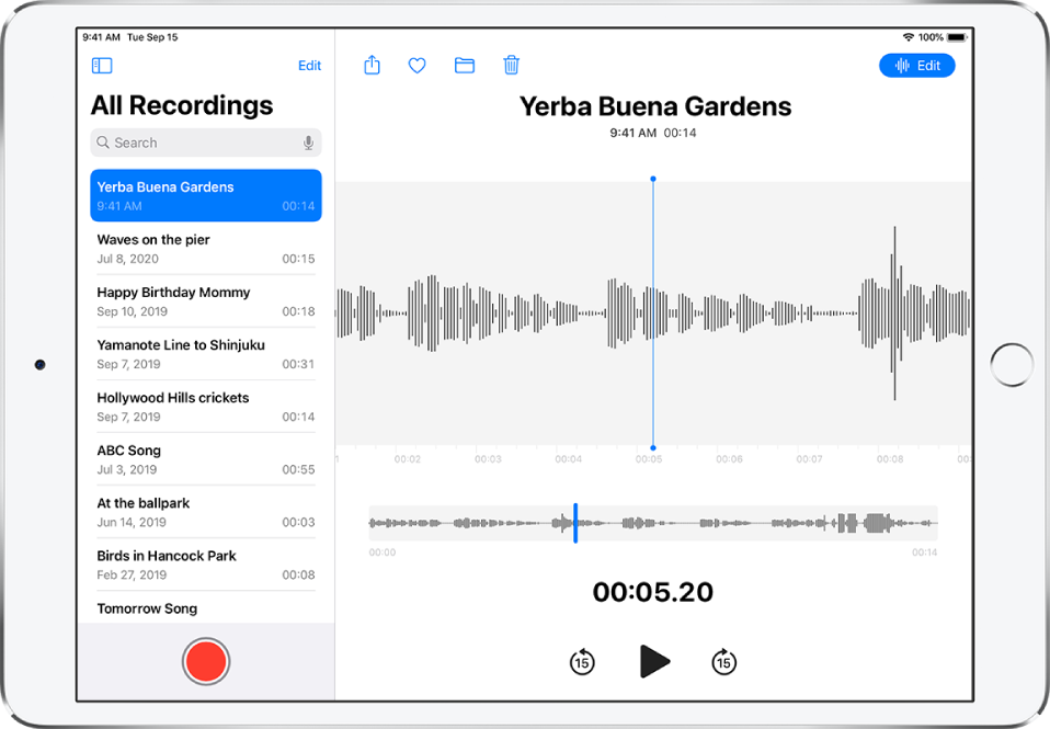 Seznam Voice Memos, na vrhu katerega je prikazan izbrani posnetek. Ima drsnik, ki ga lahko povlečete na točno določeno mesto v posnetku, in časovnico pod valovito obliko. Nad tem so gumbi Share, Delete, Edit in Trim. Pod časovnico so gumbi za preskakovanje nazaj za 15 sekund, predvajanje in preskakovanje naprej za 15 sekund. Na levi je seznam dodatnih posnetkov, ki jih lahko odprete tako, da jih tapnete.