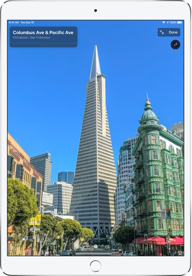 Celozaslonski pogled na ulico, ki vodi do stavbe Transamerica Pyramid.