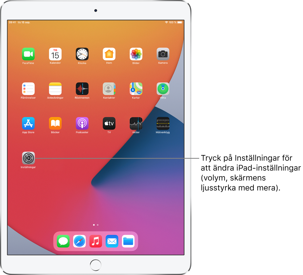 Hemskärmen på iPad med flera appsymboler, bland annat symbolen för appen Inställningar som du kan trycka på när du vill ändra ljudvolymen och ljusstyrkan på skärmen med mera på iPad.