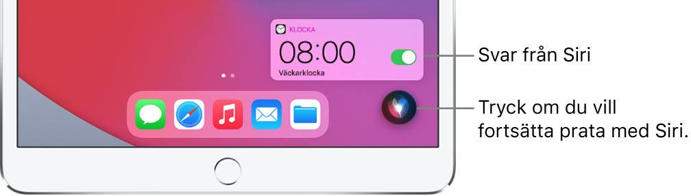 Siri på hemskärmen. En notis från appen Klocka som visar att ett alarm är aktiverat för kl. 08:00. Längst ned till höger på skärmen finns en knapp för att fortsätta prata med Siri.
