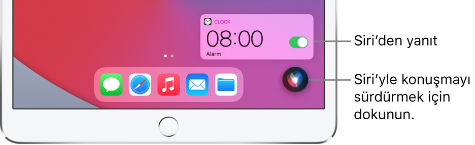 Ana ekranda Siri. Bir Saat uygulaması bildirimi, sabah 8 için alarm kurulduğunu gösteriyor. Ekranın sağ alt tarafındaki düğme, Siri’yle konuşmaya devam etmek için kullanılabilir.