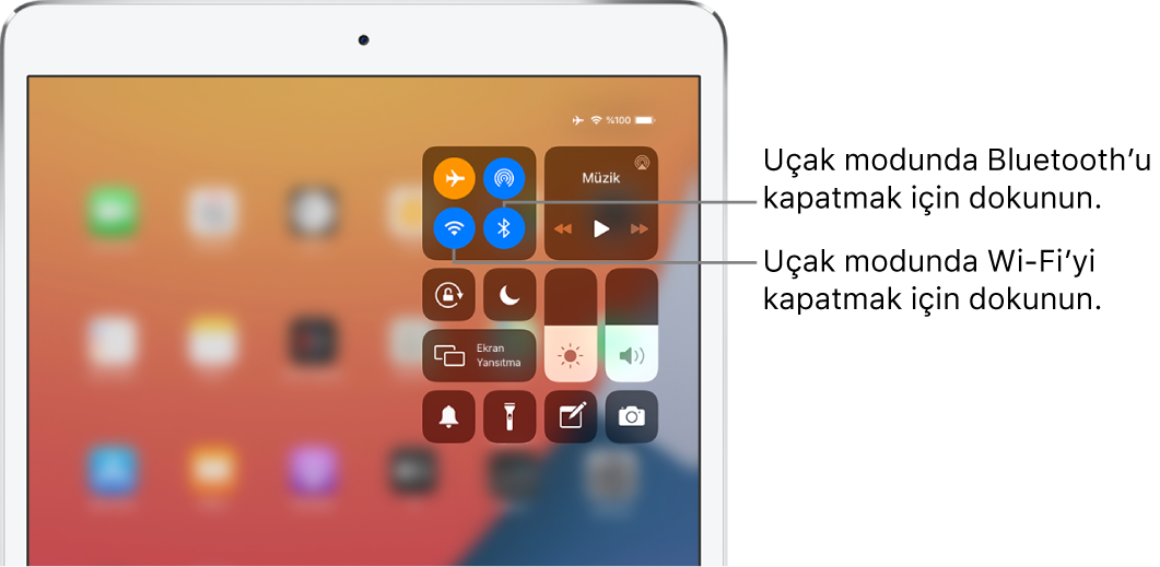 Uçak modunun açık olduğu ve sol üst taraftaki denetim grubunun sol alt düğmesine dokunmanın Wi-Fi’yi, aynı grupta sağ alttaki düğmeye dokunmanın Bluetooth’u kapattığını açıklayan belirtme çizgileriyle Denetim Merkezi.